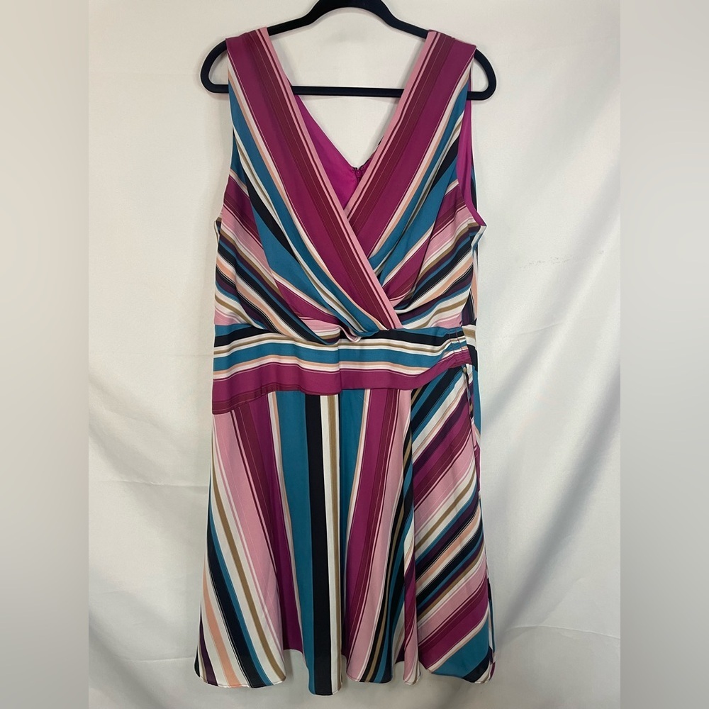Roz and Ali striped dress with a deep V and ruched side. Womens size 16. Lined!
